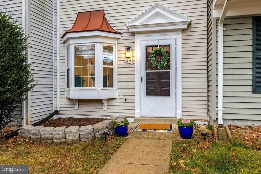 37 Alden Ct, Sterling, VA 20165 - Image #2