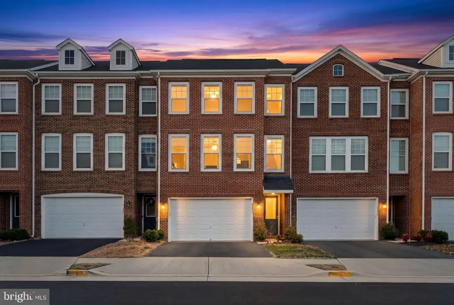 42237 Lancaster Woods Sq, Chantilly, VA 20152 - Image #2