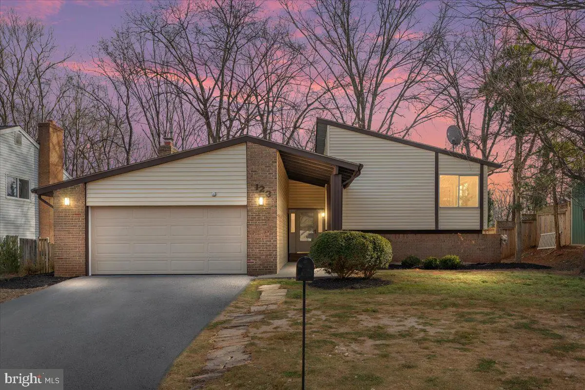 123 Hillsdale Dr, Sterling, VA 20164 - Image #1