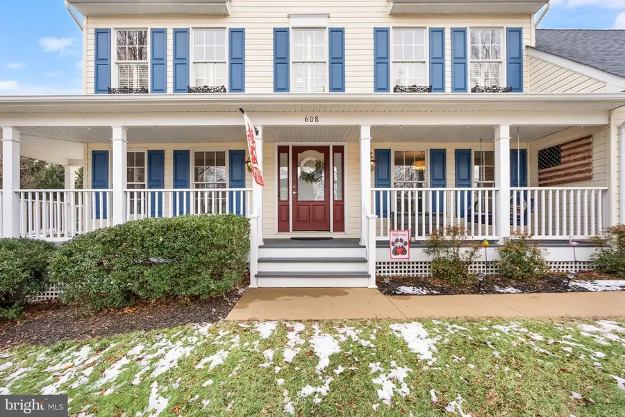 608 E G St, Purcellville, VA 20132 - #3