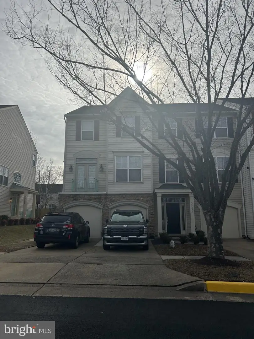 25324 Ashbury Dr, Chantilly, VA 20152 - #1