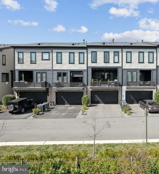 20388 Roslindale Dr, Ashburn, VA 20147 - #2