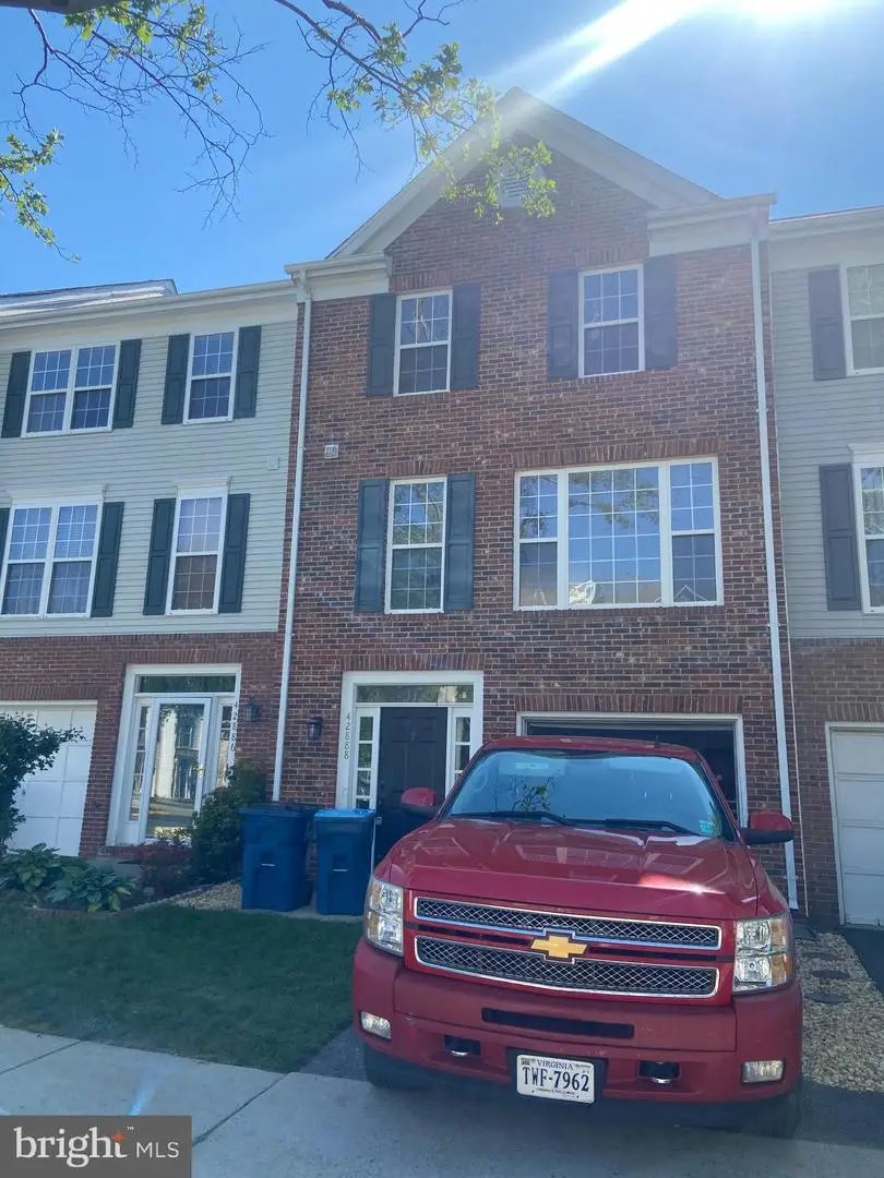 42888 Golf View Dr, Chantilly, VA 20152 - #1