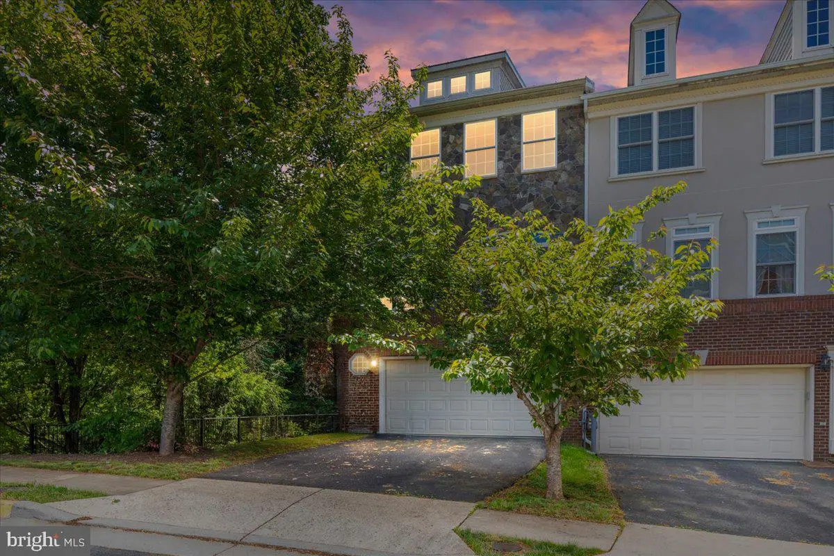 20344 Center Brook Sq, Sterling, VA 20165 - #1