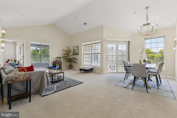 25340 Lake Mist #304, CHANTILLY, VA 20152