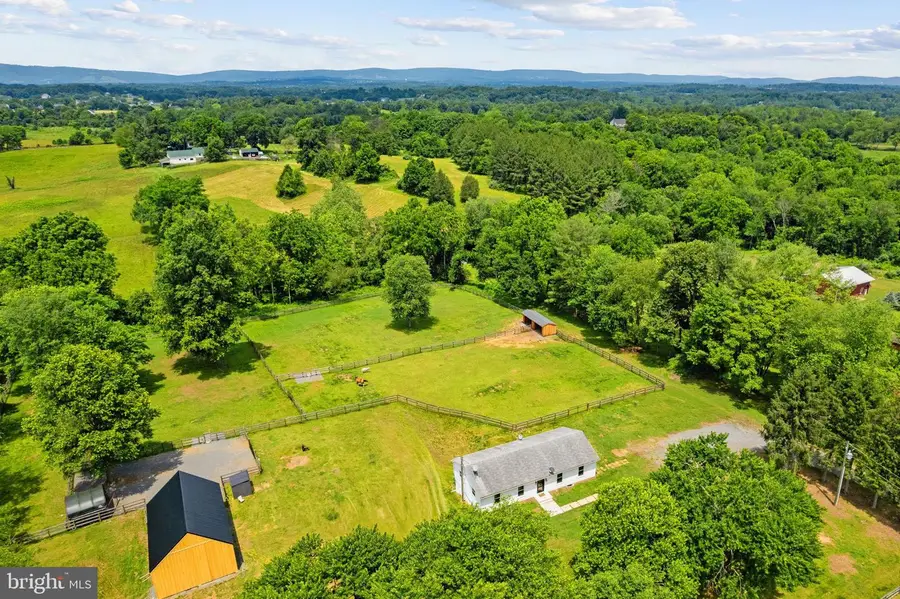 20103 Shelburne Glebe Rd, Purcellville, VA 20132 - #2