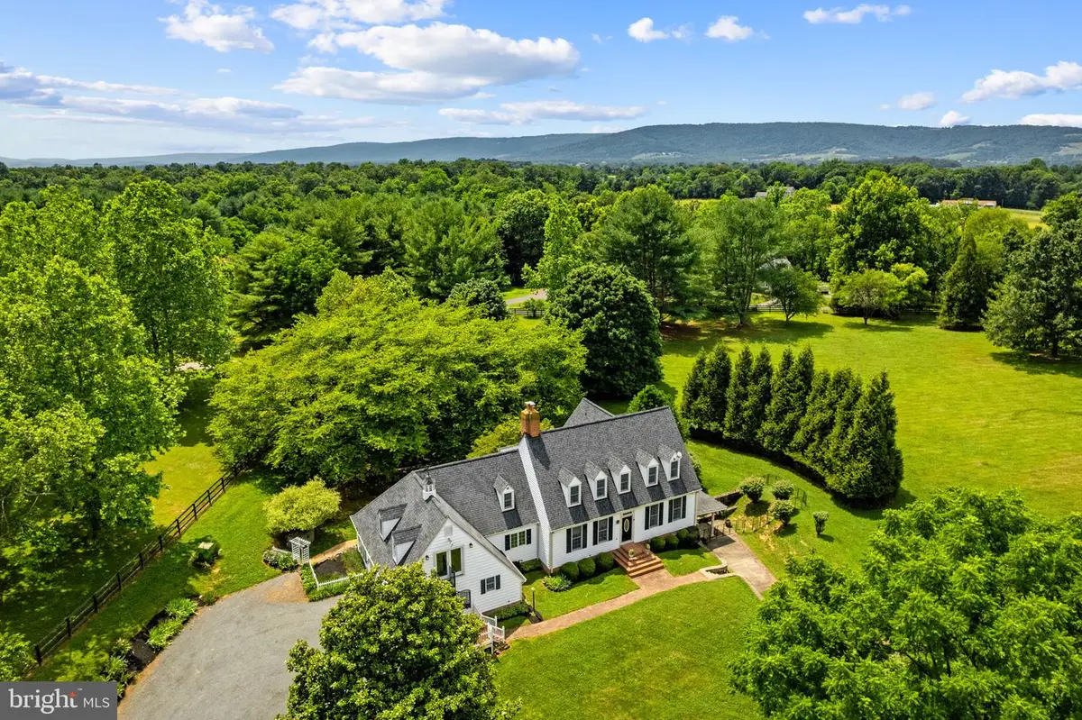 19725 Woodtrail Rd, Round Hill, VA 20141 - #1