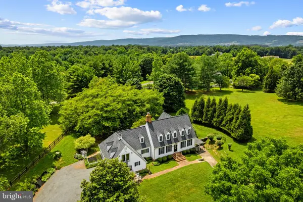 19725 Woodtrail Rd, ROUND HILL, VA 20141