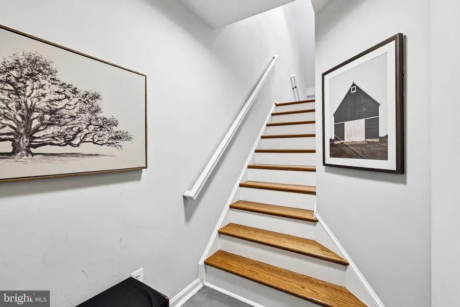 26084 Lands End Dr, Chantilly, VA 20152 - #2