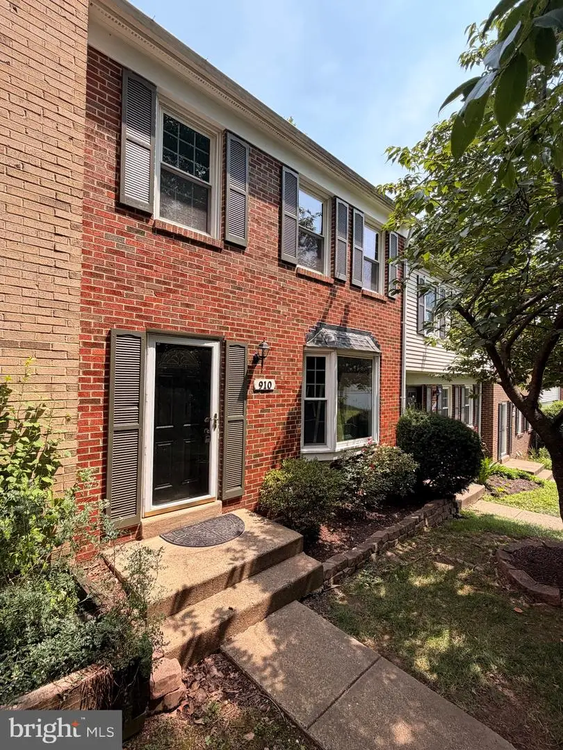 910 Sherwood Ct, Sterling, VA 20164 - #1