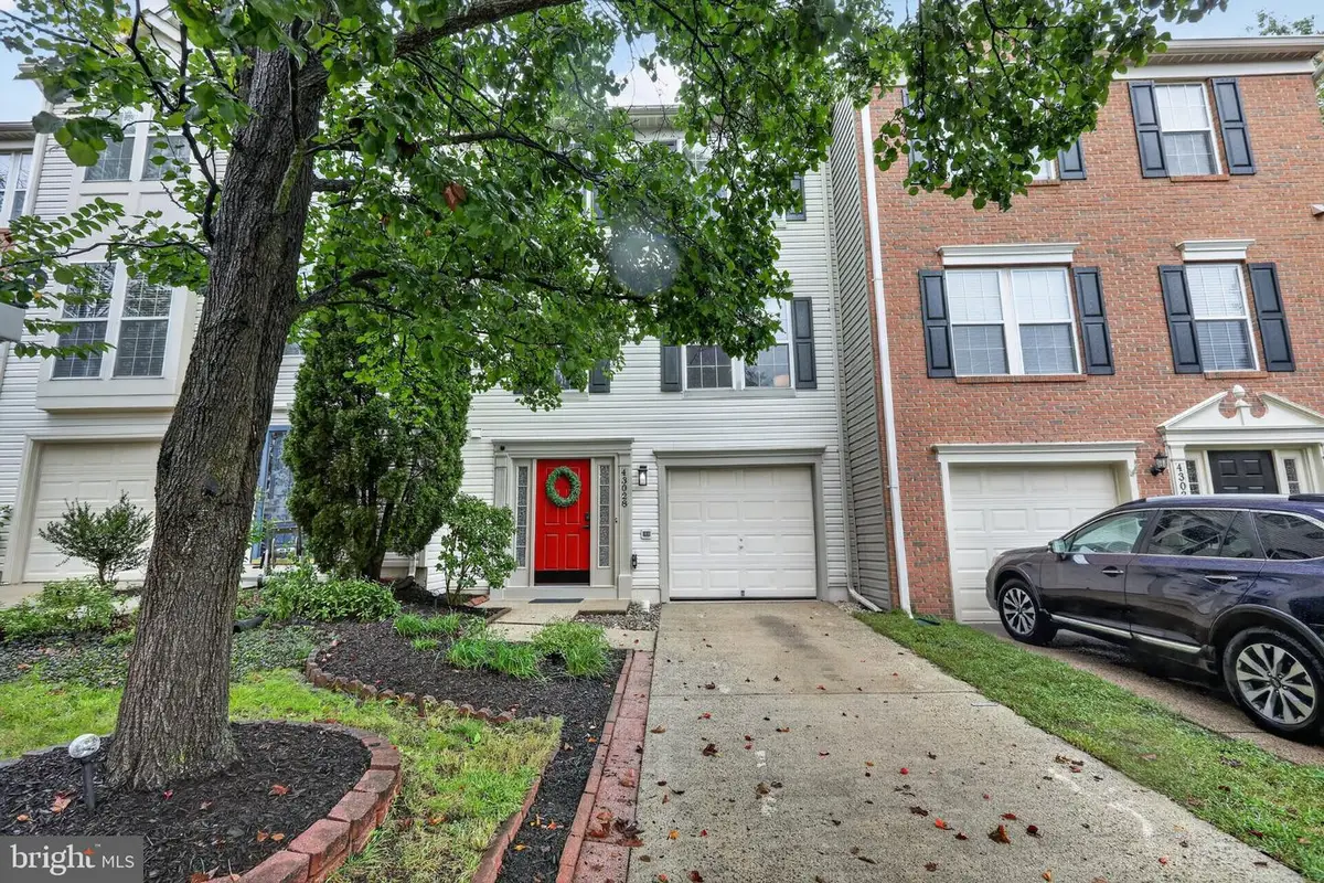43028 Golf View Dr, Chantilly, VA 20152 - #1