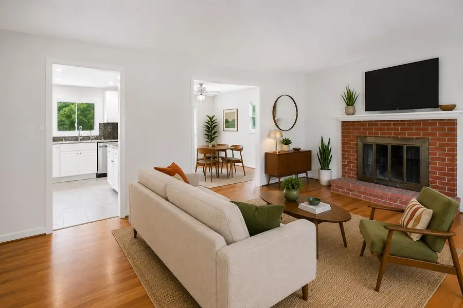 160 S Hughes St, Hamilton, VA 20158 - #3