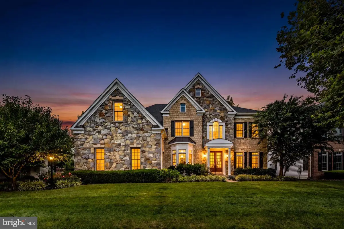 25717 Summerbank Ct, Chantilly, VA 20152 - #1