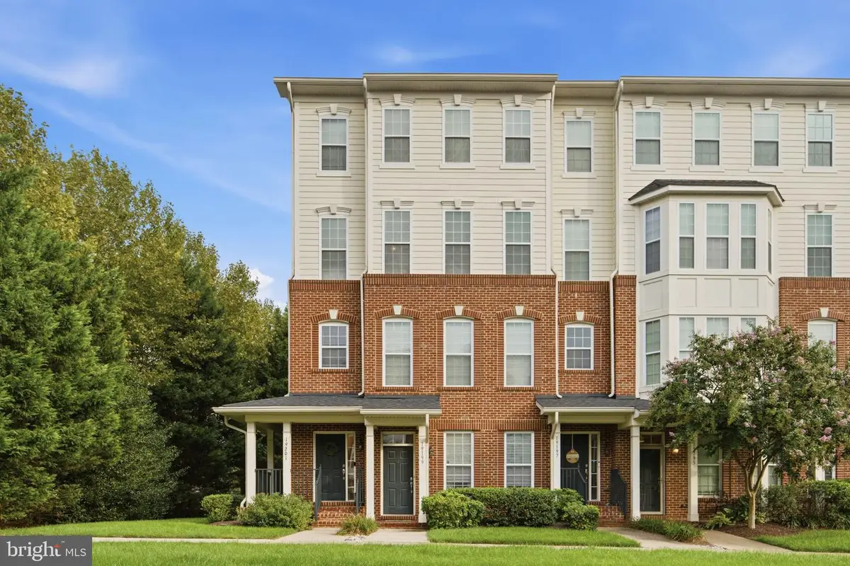19201 Winmeade Dr, Leesburg, VA 20176 - #1