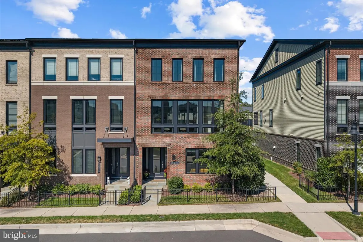 20277 Oak Bluff Dr, Ashburn, VA 20147 - #1
