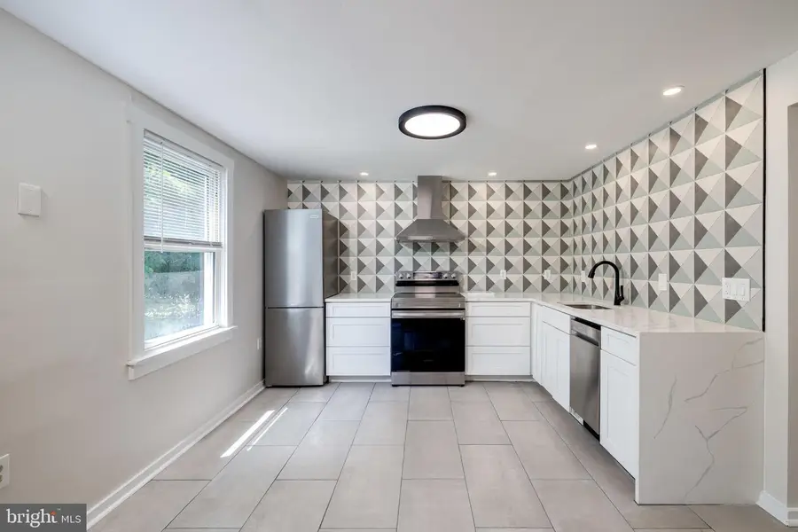 102 S Hawksbill St, Luray, VA 22835 - Image #2