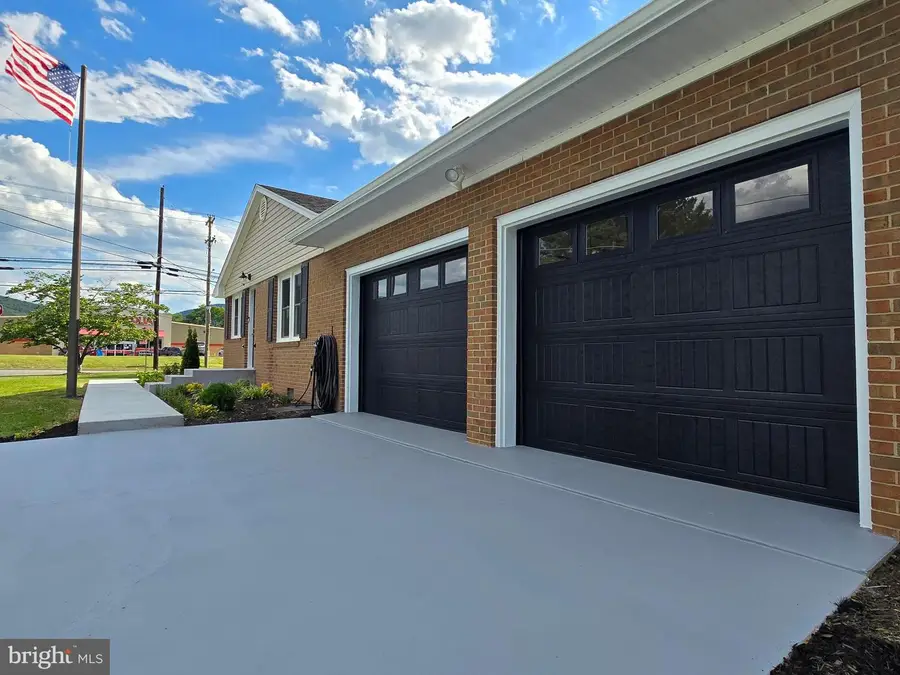 310 W Main St, Stanley, VA 22851 - #3