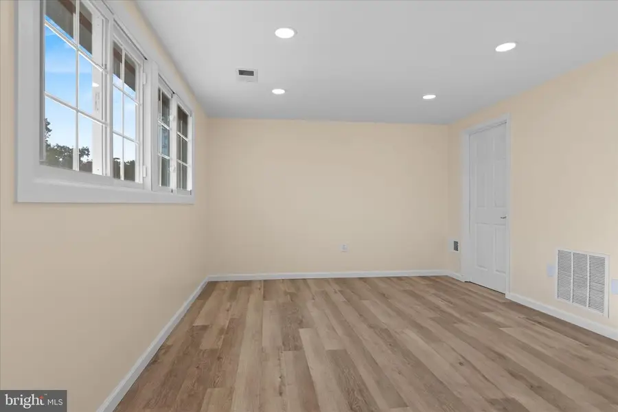 14220 Fallbrook Ln, Woodbridge, VA 22193 - Image #3