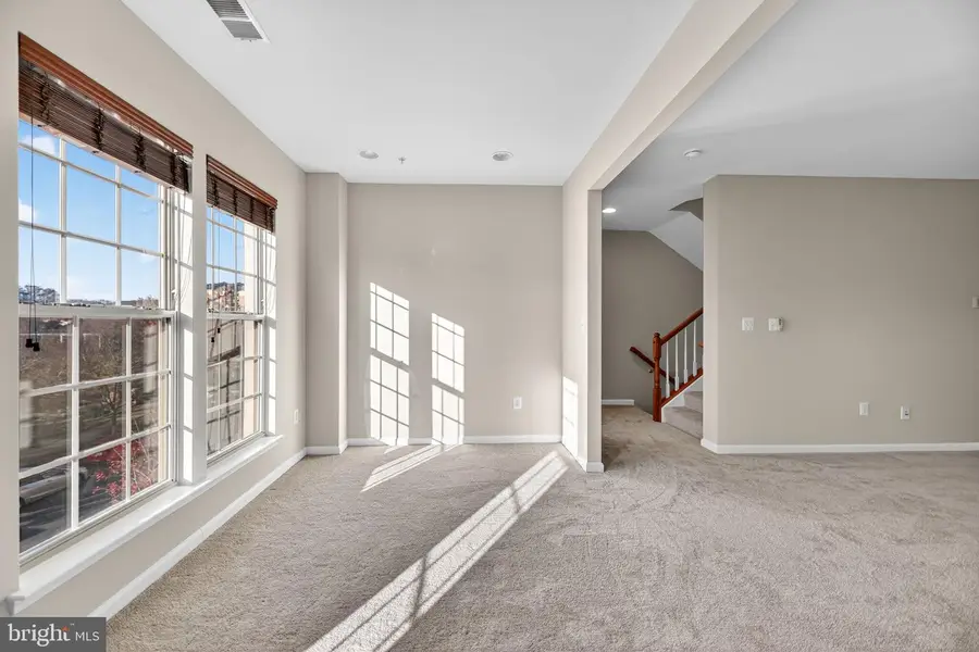 8015 Crescent Park Dr, Gainesville, VA 20155 - Image #3