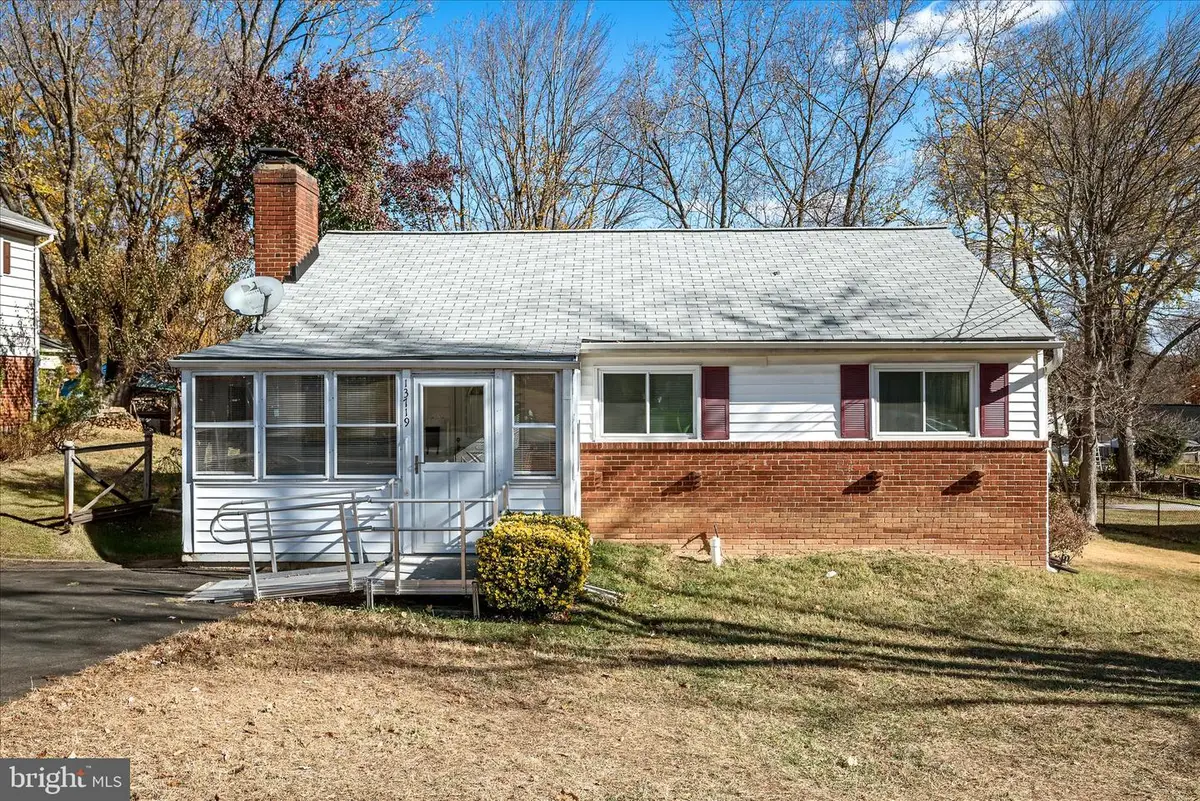 13719 Knowles St, Woodbridge, VA 22191 - #1