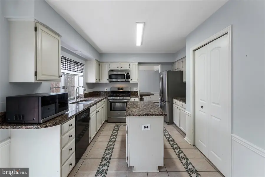 2902 Chevoit Hill Ct, Woodbridge, VA 22191 - Image #2