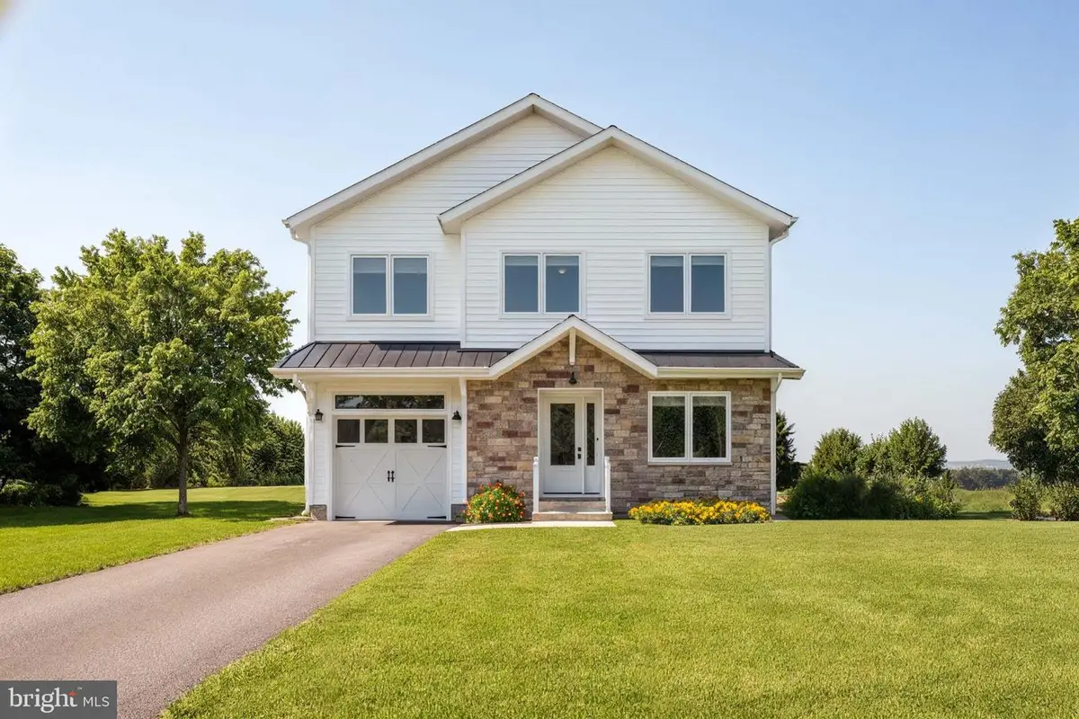 17997 Old Triangle Rd, Triangle, VA 22172 - Image #1