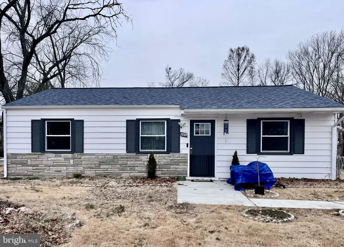 1229 E Longview Dr, Woodbridge, VA 22191 - #1