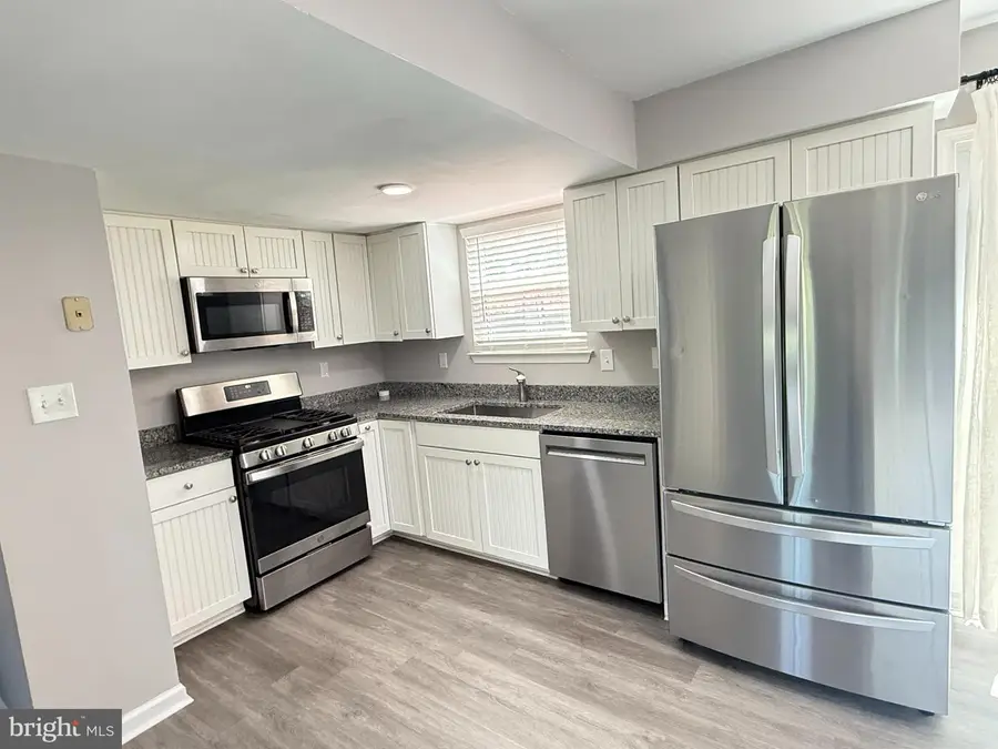 6079 Ponhill Dr, Woodbridge, VA 22193 - #2