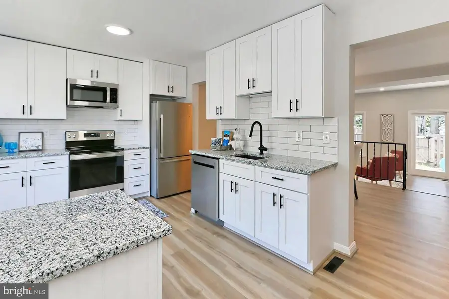 12099 Winona Dr, Woodbridge, VA 22192 - #3