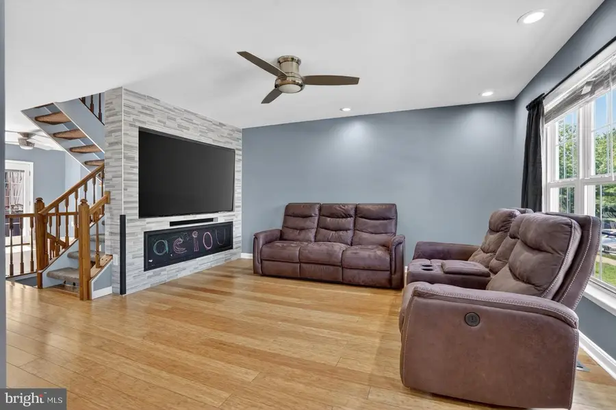 12887 Hunterbrook Dr, Woodbridge, VA 22192 - #3