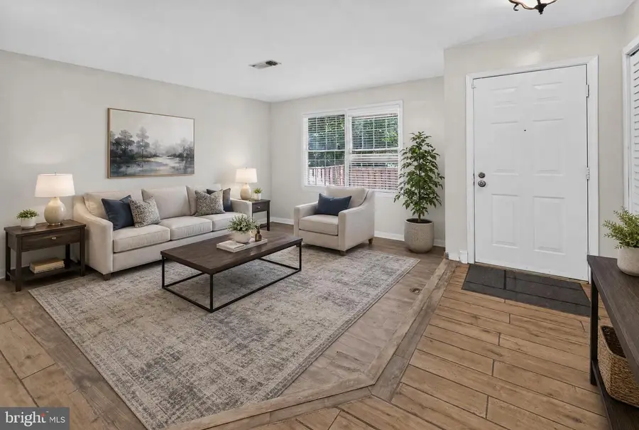 12585 Kempston Ln, Woodbridge, VA 22192 - #2