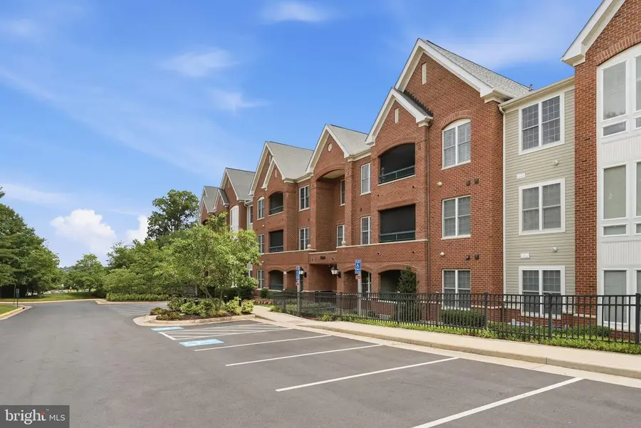 7055 Heritage Hunt Dr #111, Gainesville, VA 20155 - #3