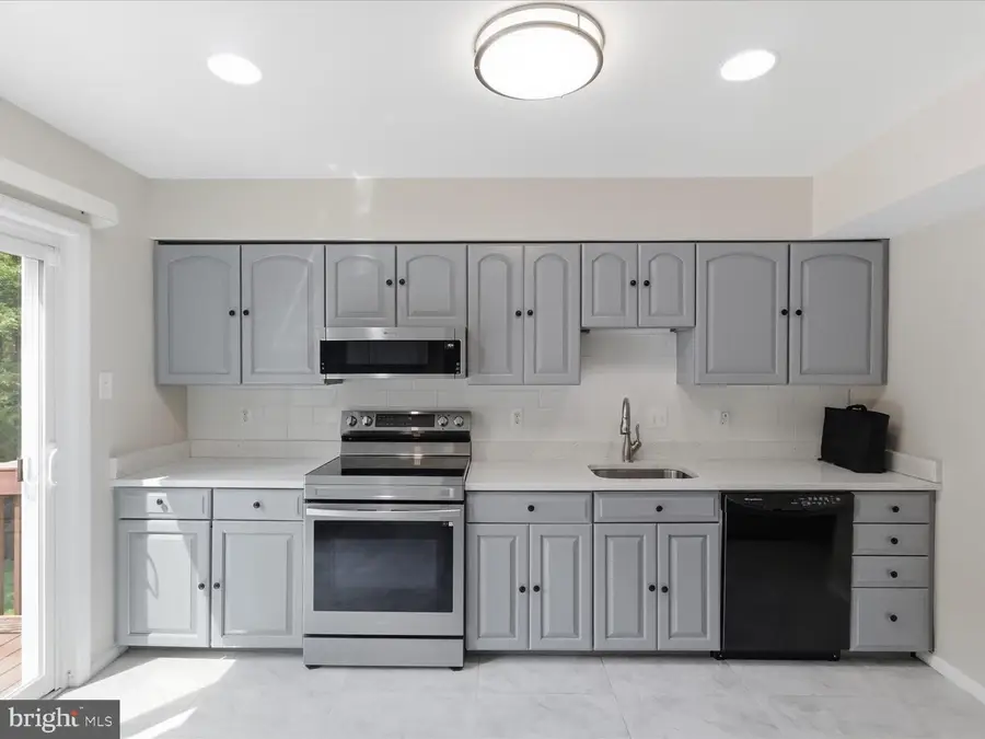 12156 Winona Dr, Woodbridge, VA 22192 - #2