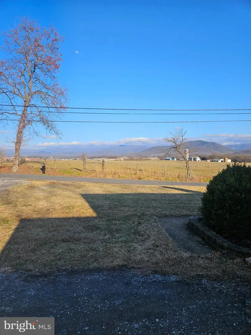 472 Honeysuckle Rd, Elkton, VA 22827 - #2