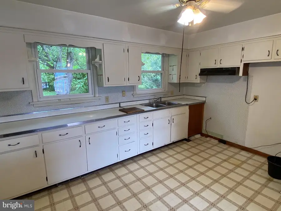518 Ash St, Strasburg, VA 22657 - #2