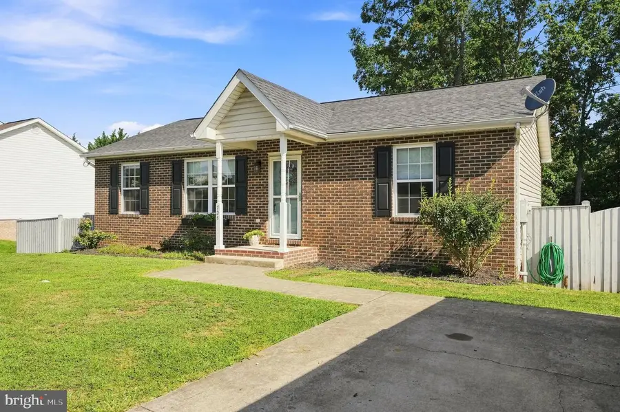 725 Christiansen Dr, Strasburg, VA 22657 - #2