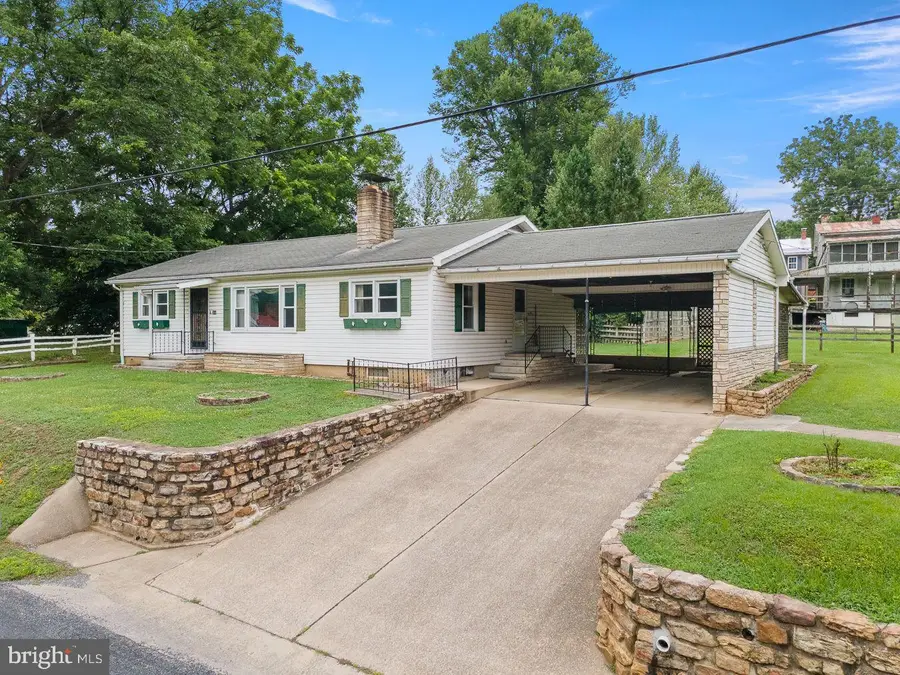 304 Water St, Edinburg, VA 22824 - #2