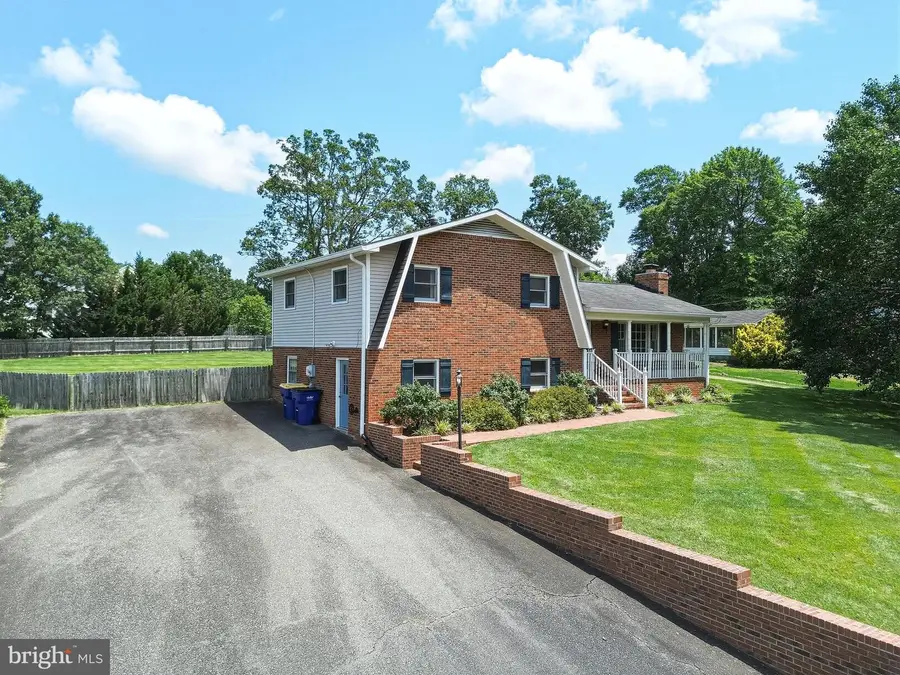 702 Edwards Dr, Fredericksburg, VA 22405 - #3