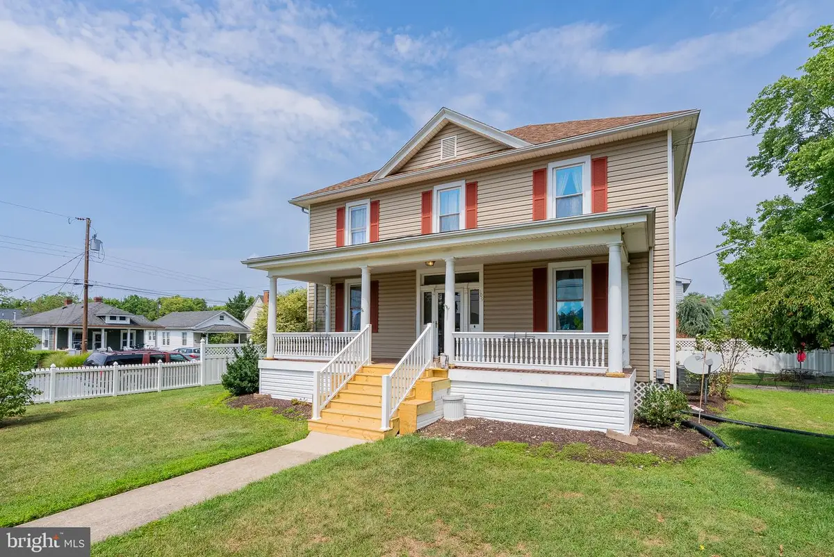 409 8th St, Waynesboro, VA 22980 - #1