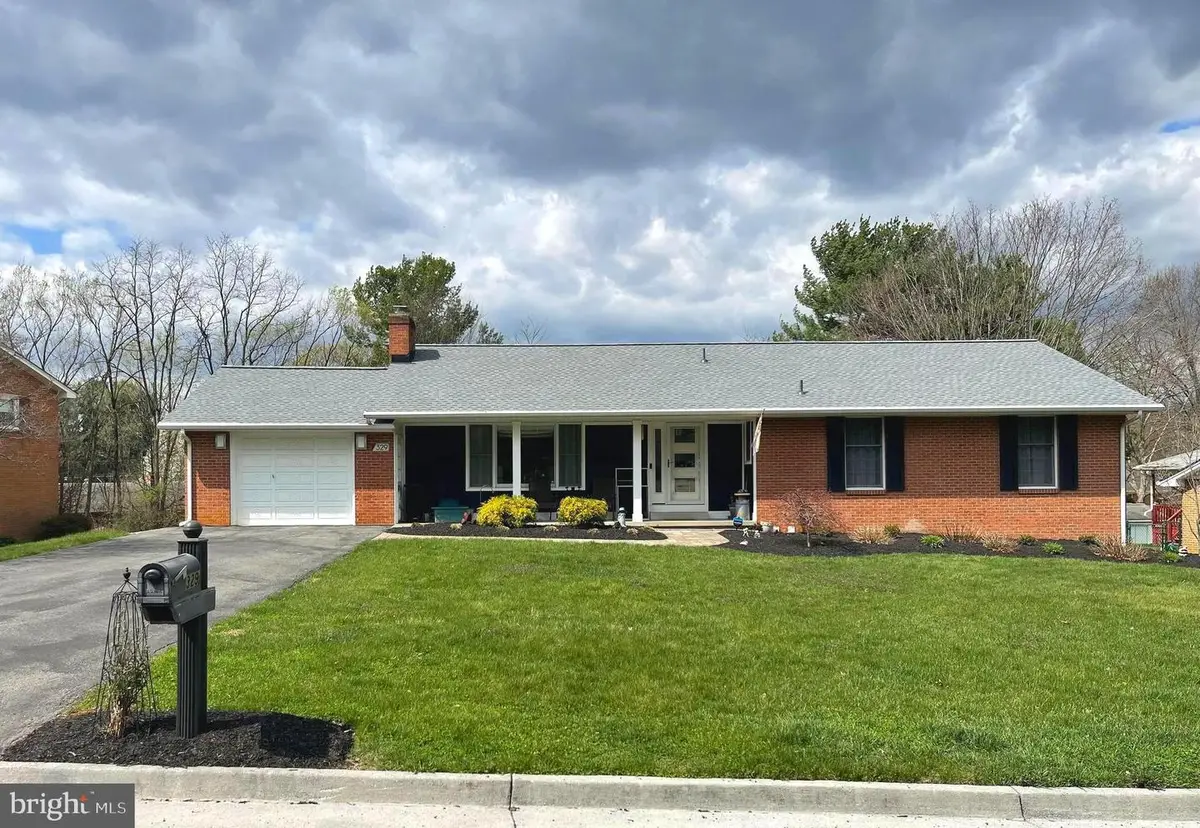 329 Wood Ave, Winchester, VA 22601 - #1