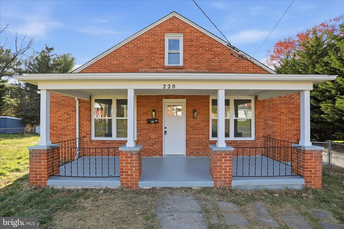 220 Manassas Ave, Front Royal, VA 22630 - #1