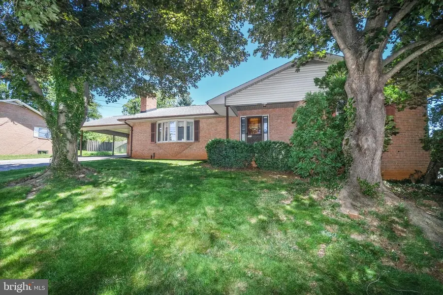 731 E Stonewall Dr, Front Royal, VA 22630 - #2