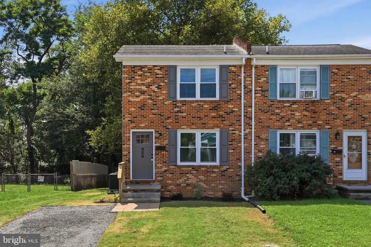 858 W 11th St, Front Royal, VA 22630 - #1