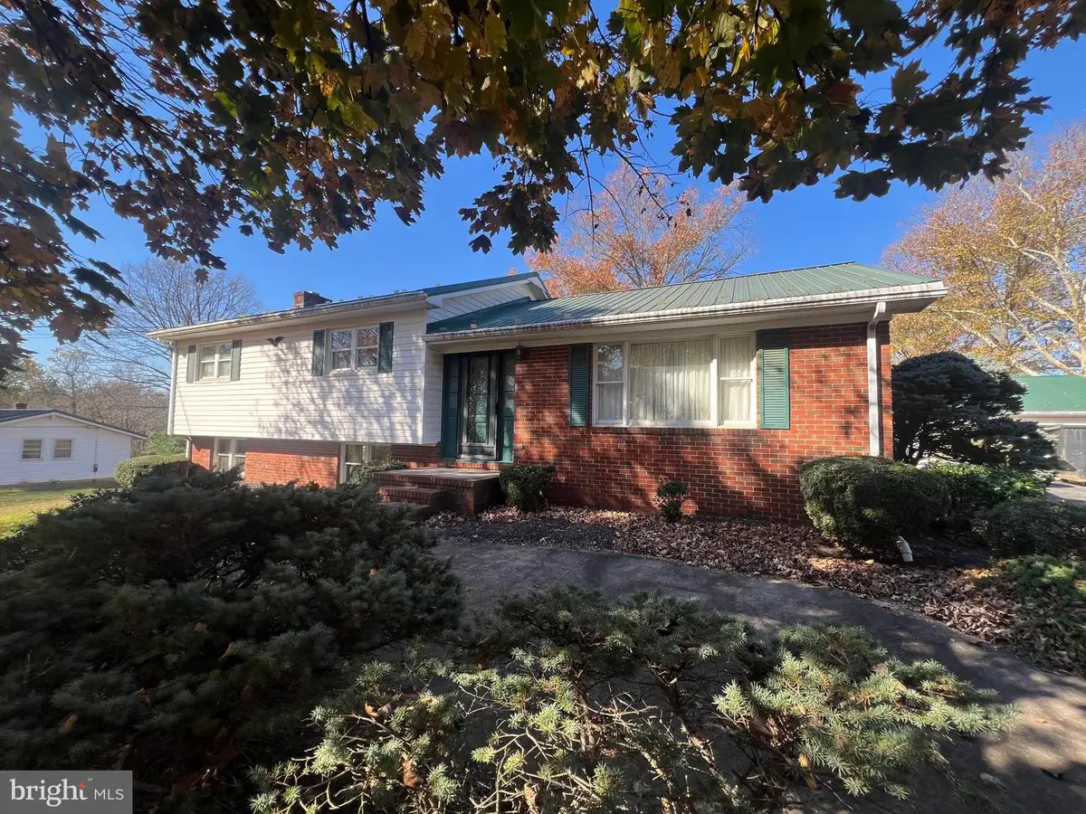 725 Henshaw Rd, Bunker Hill, WV 25413 - Image #1