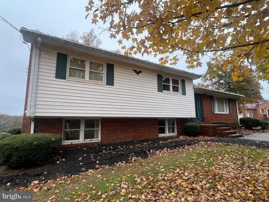 725 Henshaw Rd, Bunker Hill, WV 25413 - Image #2