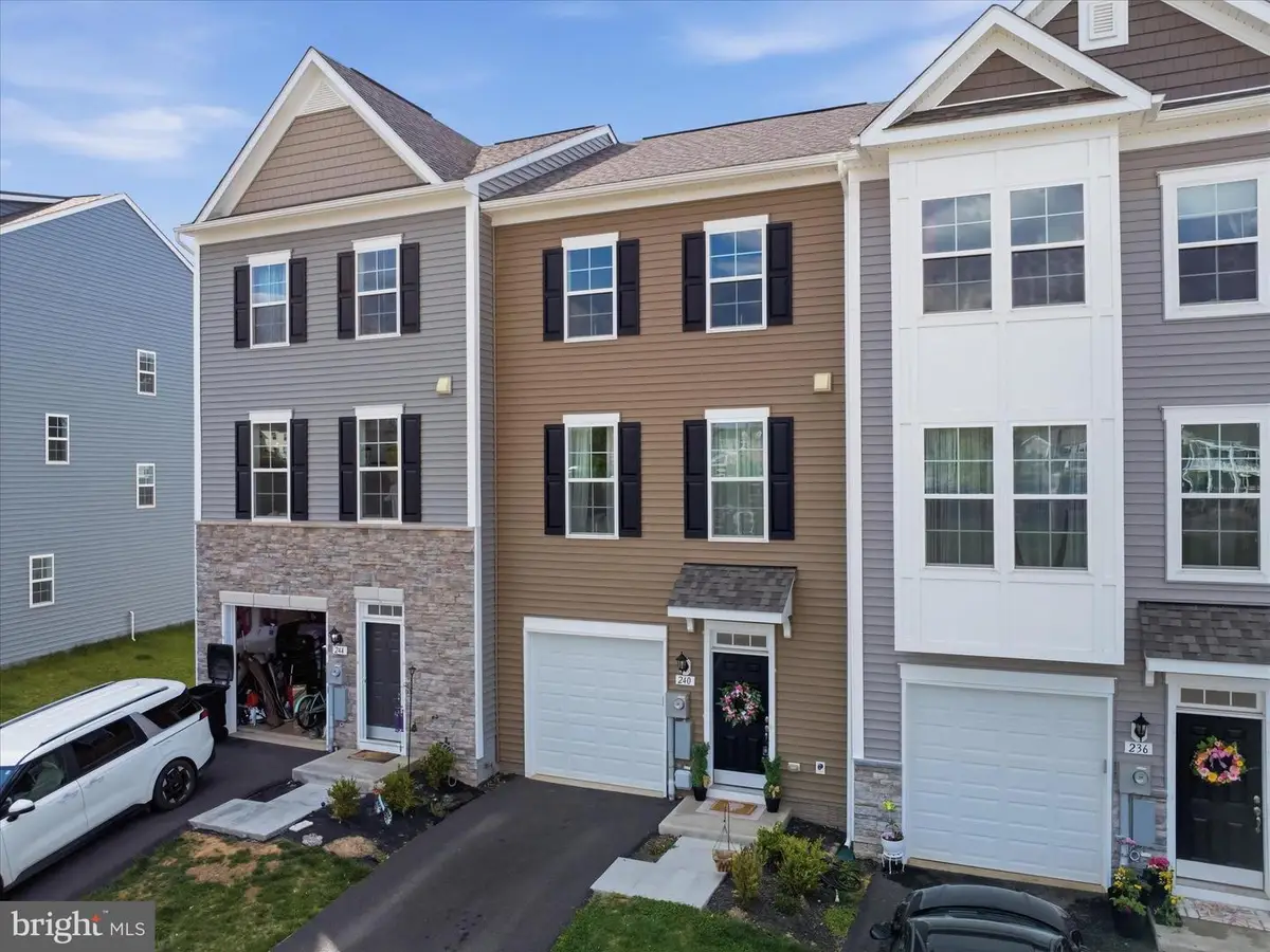 240 Husky Trl, Martinsburg, WV 25403 - #1