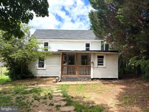 323 W Academy St, CHARLES TOWN, WV 25414