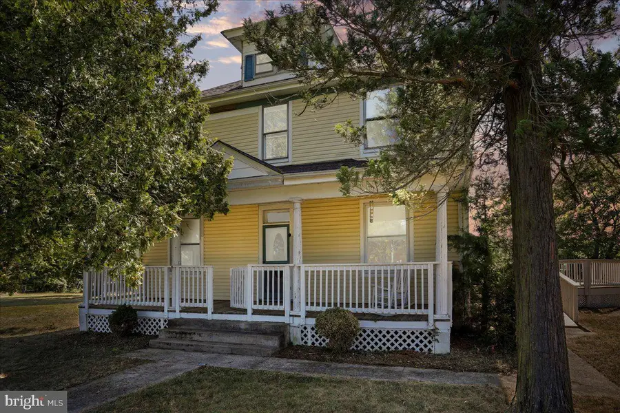 1048 Fairview Dr, Berkeley Springs, WV 25411 - Image #2