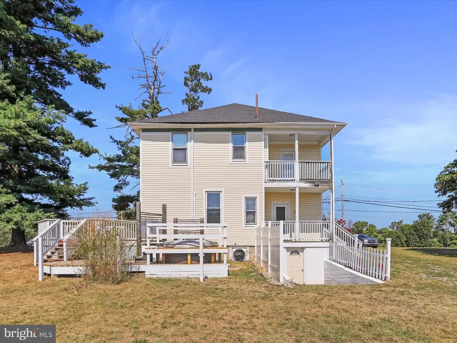 1048 Fairview Dr, Berkeley Springs, WV 25411 - Image #3