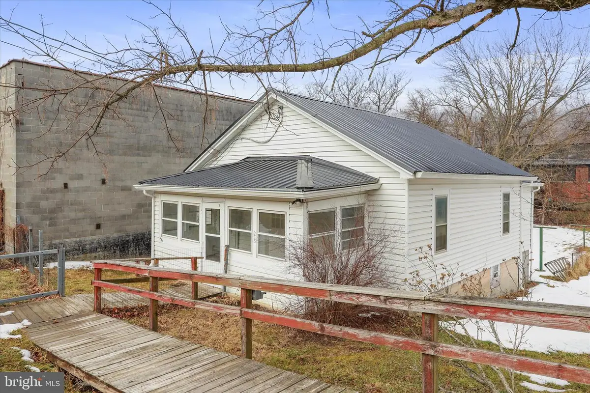 25 Harrison Ave, Berkeley Springs, WV 25411 - #1